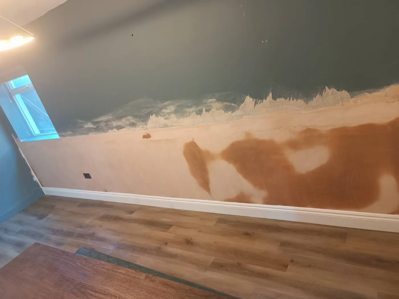 Living room wall in a Salisbury SP1 home freshly replastered after the Proofterior Dry System was installed