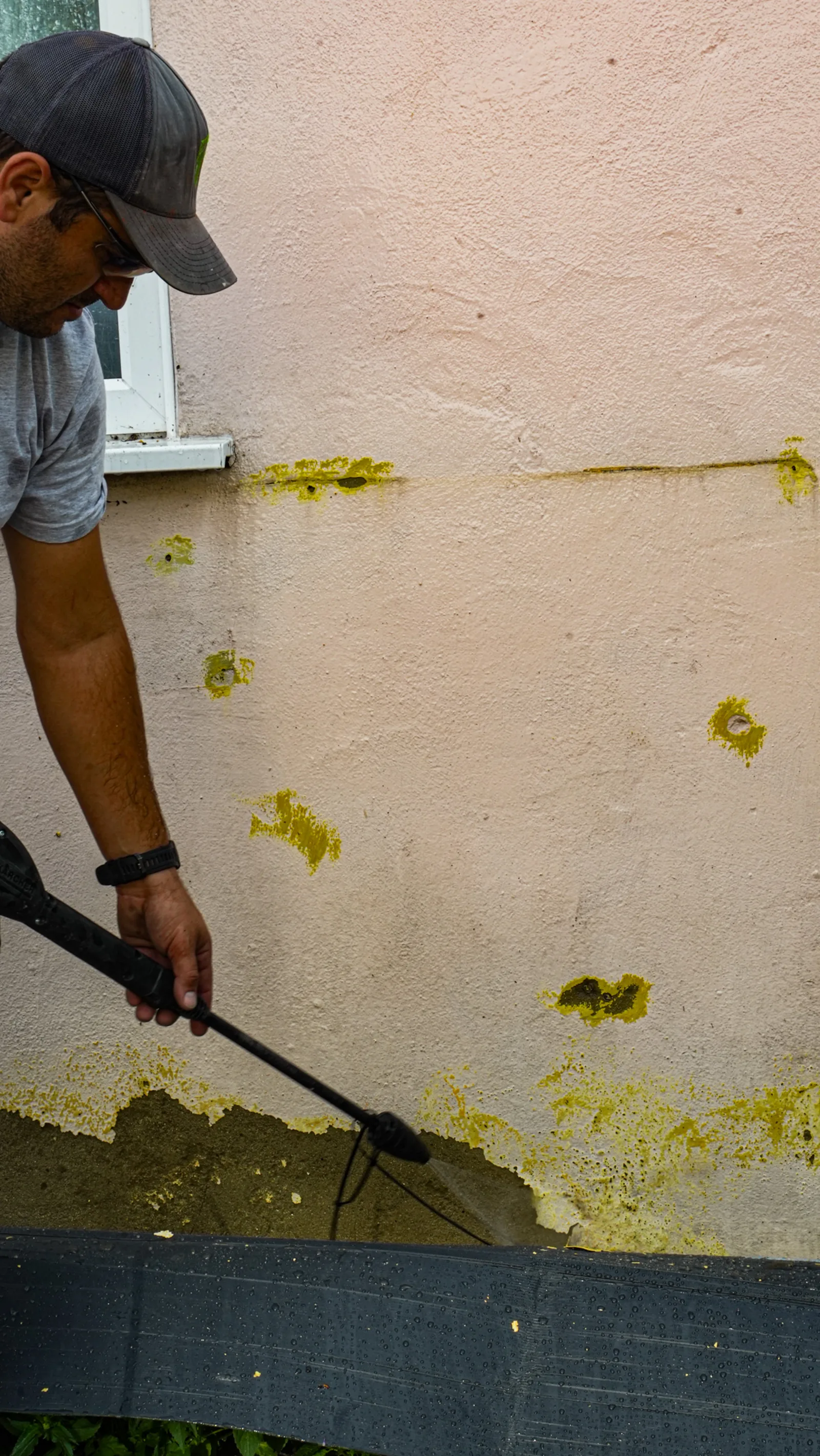 Proofterior specialist treating a water-damaged external wall